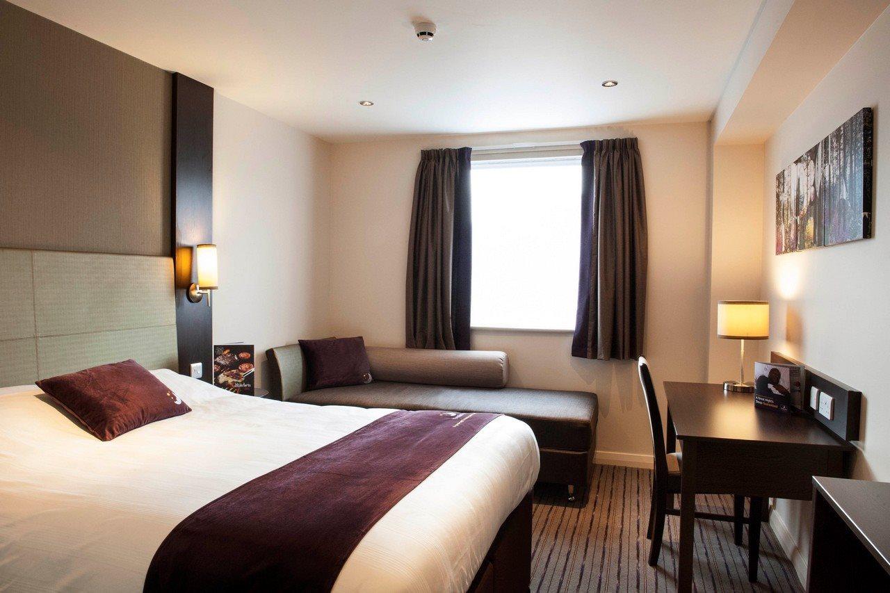 Premier Inn Fleet Bagian luar foto