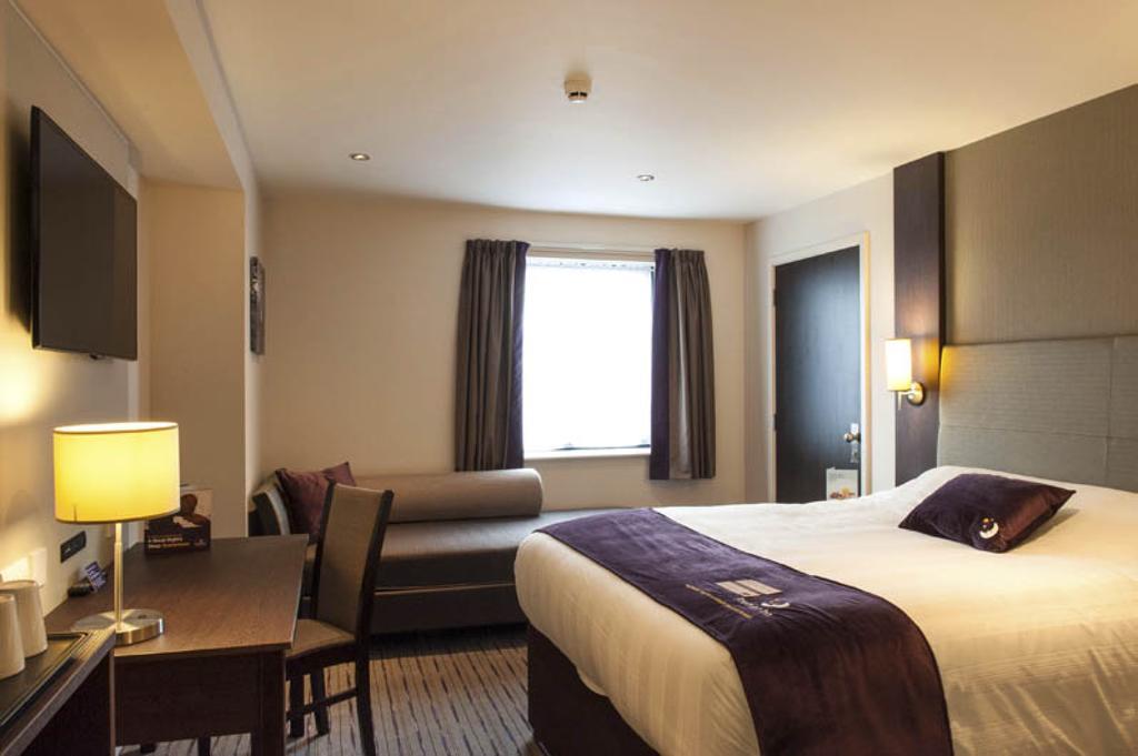 Premier Inn Fleet Bagian luar foto