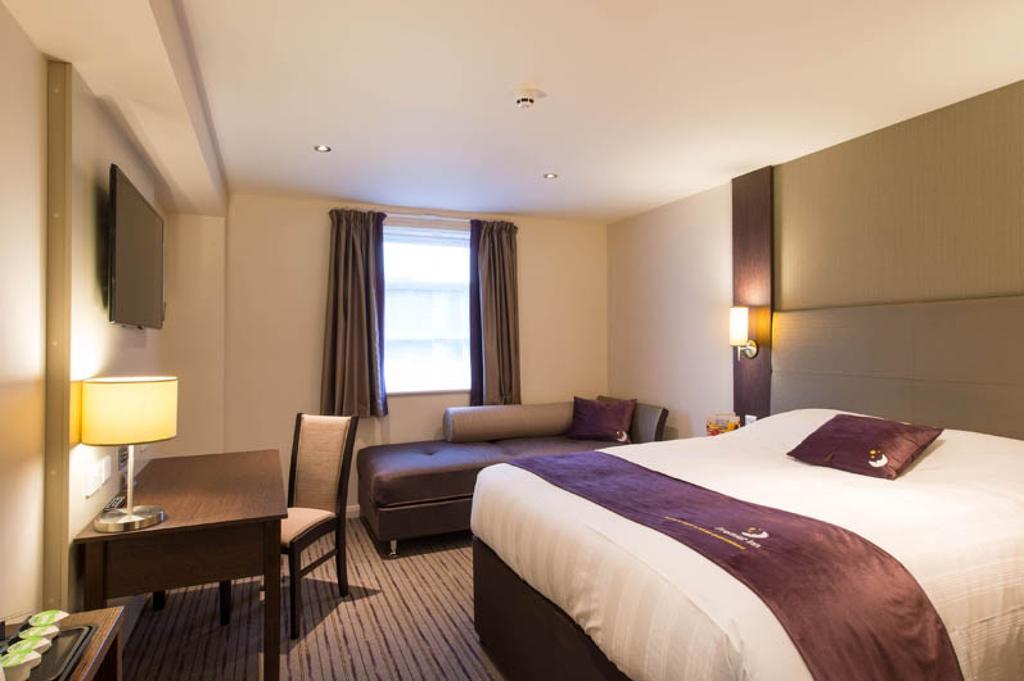 Premier Inn Fleet Bagian luar foto