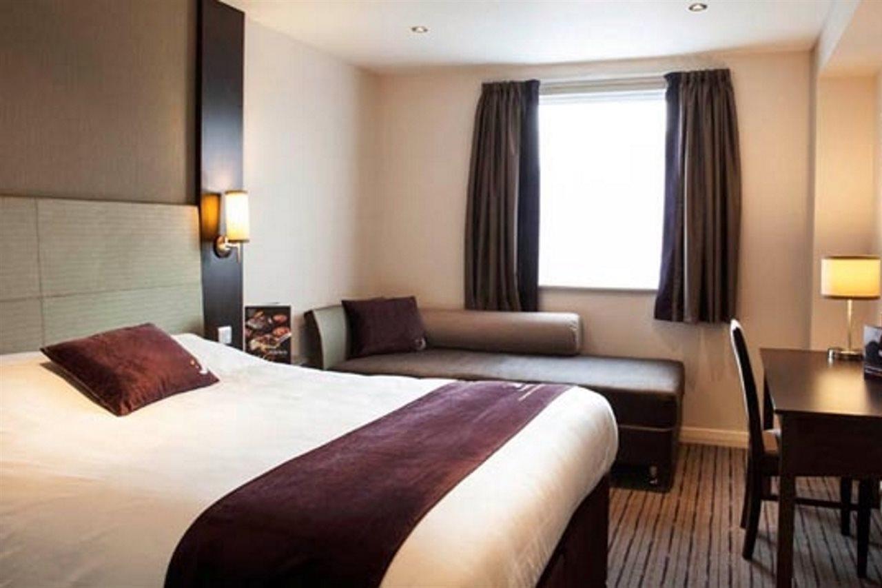 Premier Inn Fleet Bagian luar foto